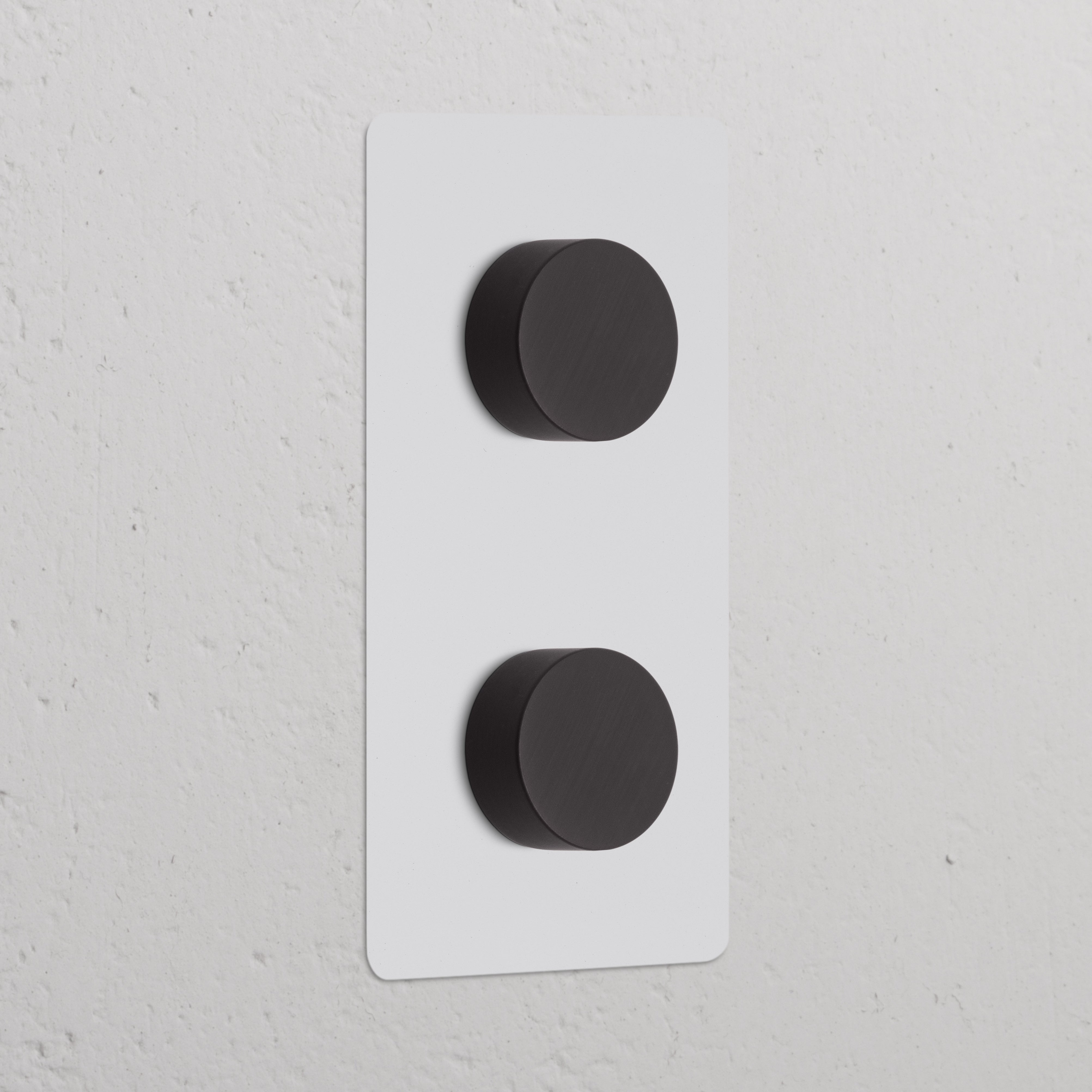 Interruptor regulador verde. duplo com dois botões de ajuste rotativos pretos em painel bronze pintável.