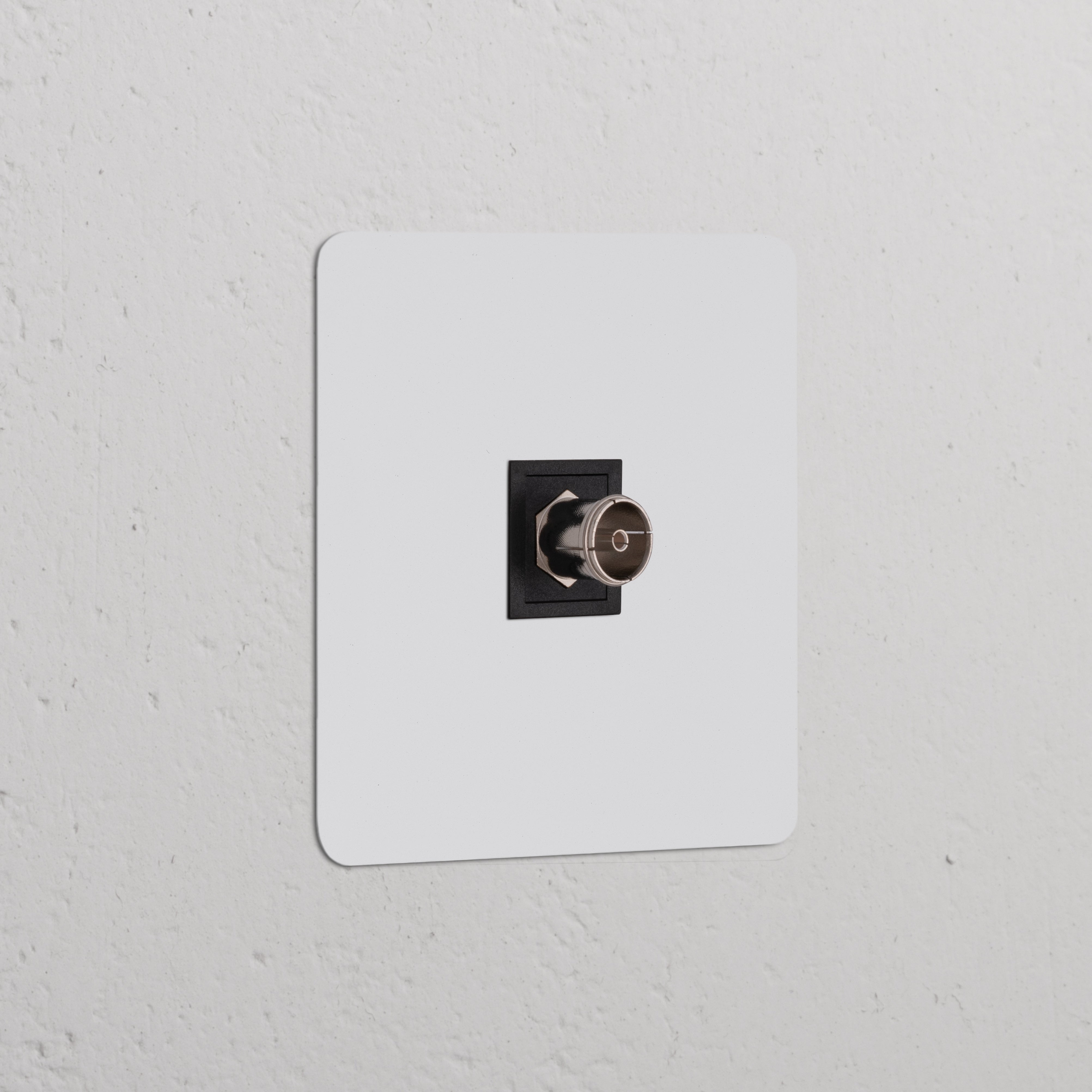 Módulo TV individual – Pintável Preto para tomadas e módulos, exposto em superfície branca.