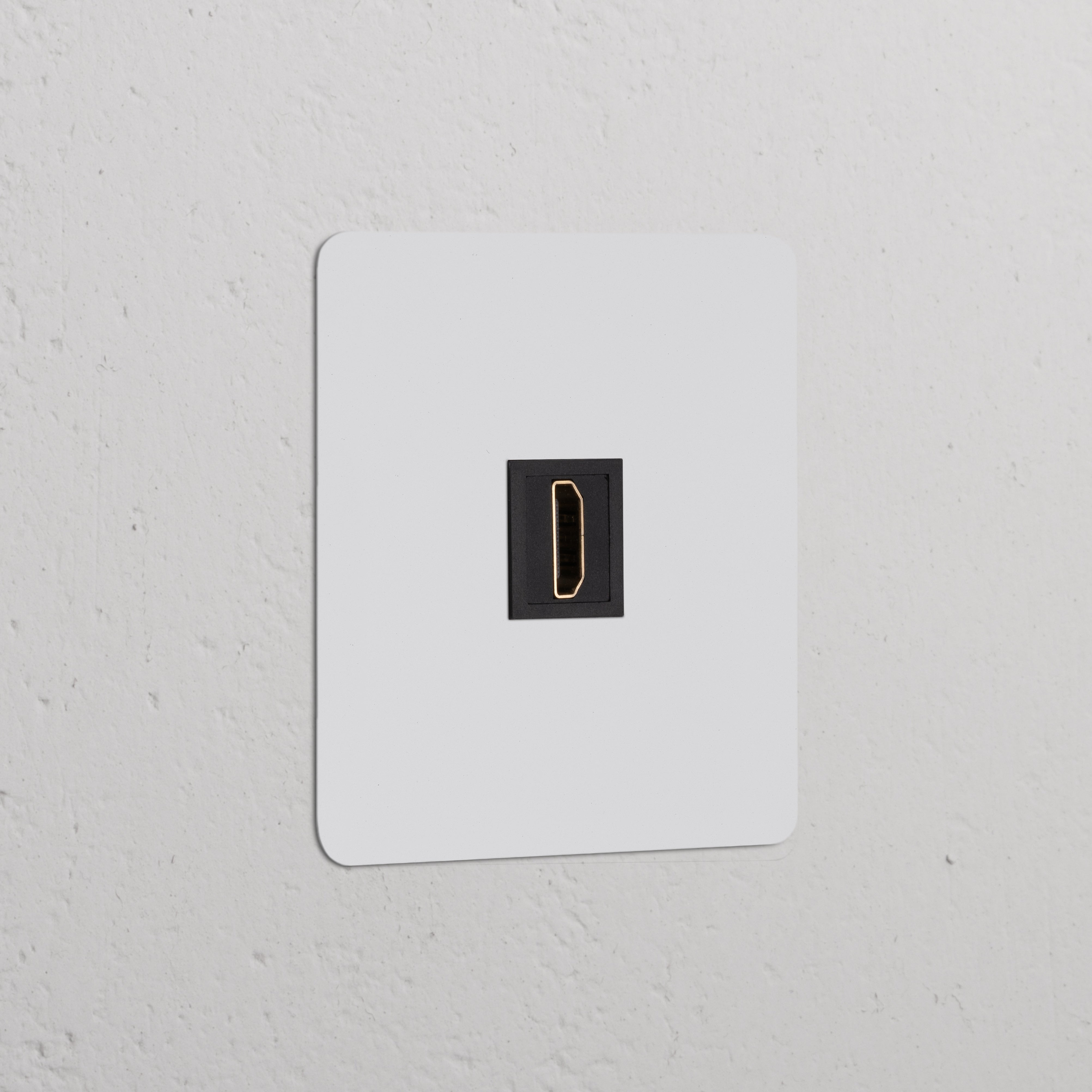 Módulo HDMI individual – Pintável Preto em uma parede texturizada.
