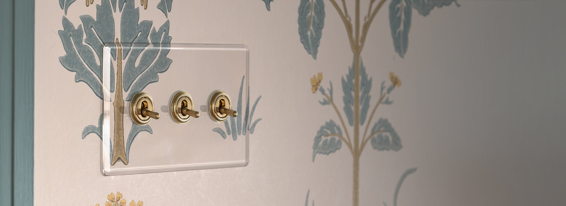 Clear antique brass - white inserts