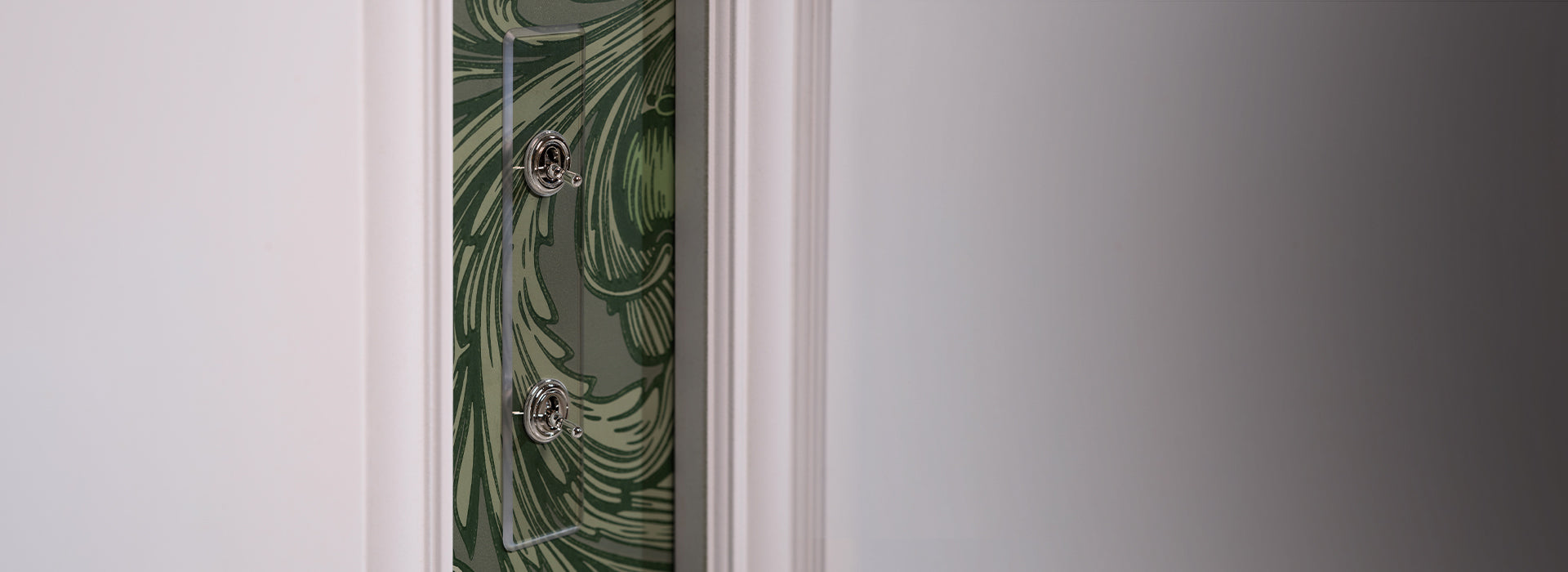 Clear polished nickel - white inserts