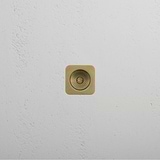 Nahaufnahme des eingelassenen Stirngriffs „Regent“ aus antikem Messing, ein versenkter Türgriff an einer strukturierten weißen Wand.