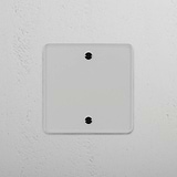 Schlanke einzelne Grundplatte ohne Schalter – Durchsichtig + Schwarz – stilvolles Wohndetail – auf weißem Hintergrund