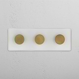 Transparenter Dreifach-Dimmschalter – Antikes Messing – mit drei Bedienelementen – Fortschrittliches Lichtmanagement – auf weißem Hintergrund