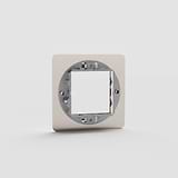 45-mm-Grundplatte – Poliertes Nickel – EU – Lichtschalterrahmen für eine Steckdose – auf weißem Hintergrund