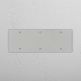 Ästhetisches Wohndetail: Elegante durchsichtige weiße Dreifachschalterabdeckung ohne Schalter (0x) – auf weißem Hintergrund