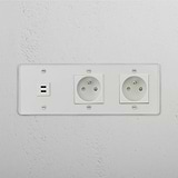 Überlegenes Strommanagement: Dreifach-USB 30 W und zwei französische Module – Durchsichtig + Weiß – auf weißem Hintergrund