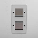 Moderner vertikaler Doppel-Wippschalter – Durchsichtig + Poliertes Nickel + Schwarz – effizientes Beleuchtungssystem – auf weißem Hintergrund