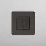Wippschalter mit zwei Positionen – Bronze + Schwarz – auf weißem Hintergrund
