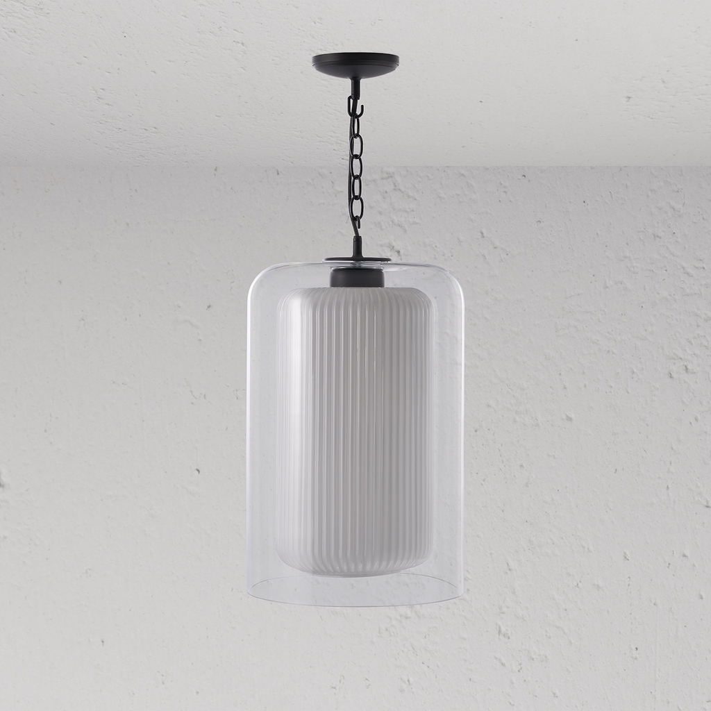 Pendelleuchte aus geriffeltem Glas mit schwarzer Kette, passend für moderne Innenräume.