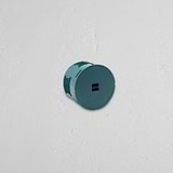 Kompaktes elektrisches Gehäuse für eine Steckdose: Corston-Gerätedose – auf weißem Hintergrund