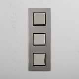Vertikaler Lichtsteuerungsschalter mit hoher Kapazität: Poliertes Nickel + Schwarz – 3x vertikaler Wippschalter – auf weißem Hintergrund