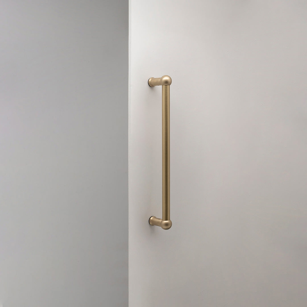 Antikes Messing Harper Stoßgriff 1x 320 mm – auf weißem Hintergrund