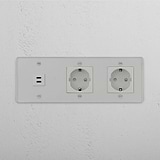 Stromversorgungslösung mit hoher Kapazität: Dreifaches USB 30-W- und Zwei-Port-Schuko-Modul – Durchsichtig + Weiß – auf weißem Hintergrund