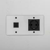 Durchsichtiges schwarzes Doppel-USB-30-W- und Schuko-Modul mit hoher Kapazität – zuverlässiges Strommanagement – auf weißem Hintergrund