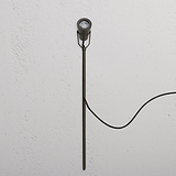 Cambridge Bodenstrahler Ã¢â‚¬â€œ Bronze: AuÃƒÅ¸enstrahler mit rundem LED-Kopf und schlankem Bronzestab, Seitenansicht.