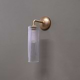 Antikes Messing fixe Wandleuchte mit Schirm aus geriffeltem Glas auf grauem Hintergrund