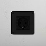 Effizientes Schuko-Modul – Bronze + Schwarz – auf weißem Hintergrund