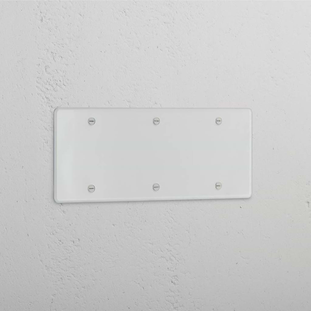 Elegante– durchsichtige– weiße– dreifache Grundplatte ohne Schalter – ästhetisches Wohndetail