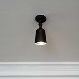 Baylis Einzelstrahler 50 mm – Bronze – an weiße Decke montiert, Licht nach unten gerichtet. 