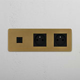 USB-C-Anschluss (30 W) 1x + französischer Steckdoseneinsatz (Typ E) 2x in Dreifachrahmen – Antikes Messing + Schwarz – auf weißem Hintergrund
