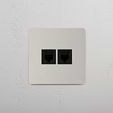 Accessoire voor dubbele netwerkconnectiviteit op witte achtergrond: Gepolijst Nikkel Zwart enkele 2x RJ45-module