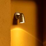 Antiek Messing Ealing inbouwspot voor wandmontage die licht naar beneden schijnt