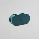 Veilige elektrische behuizing met dubbele aansluiting: dubbele Corston-kopkast op witte achtergrond