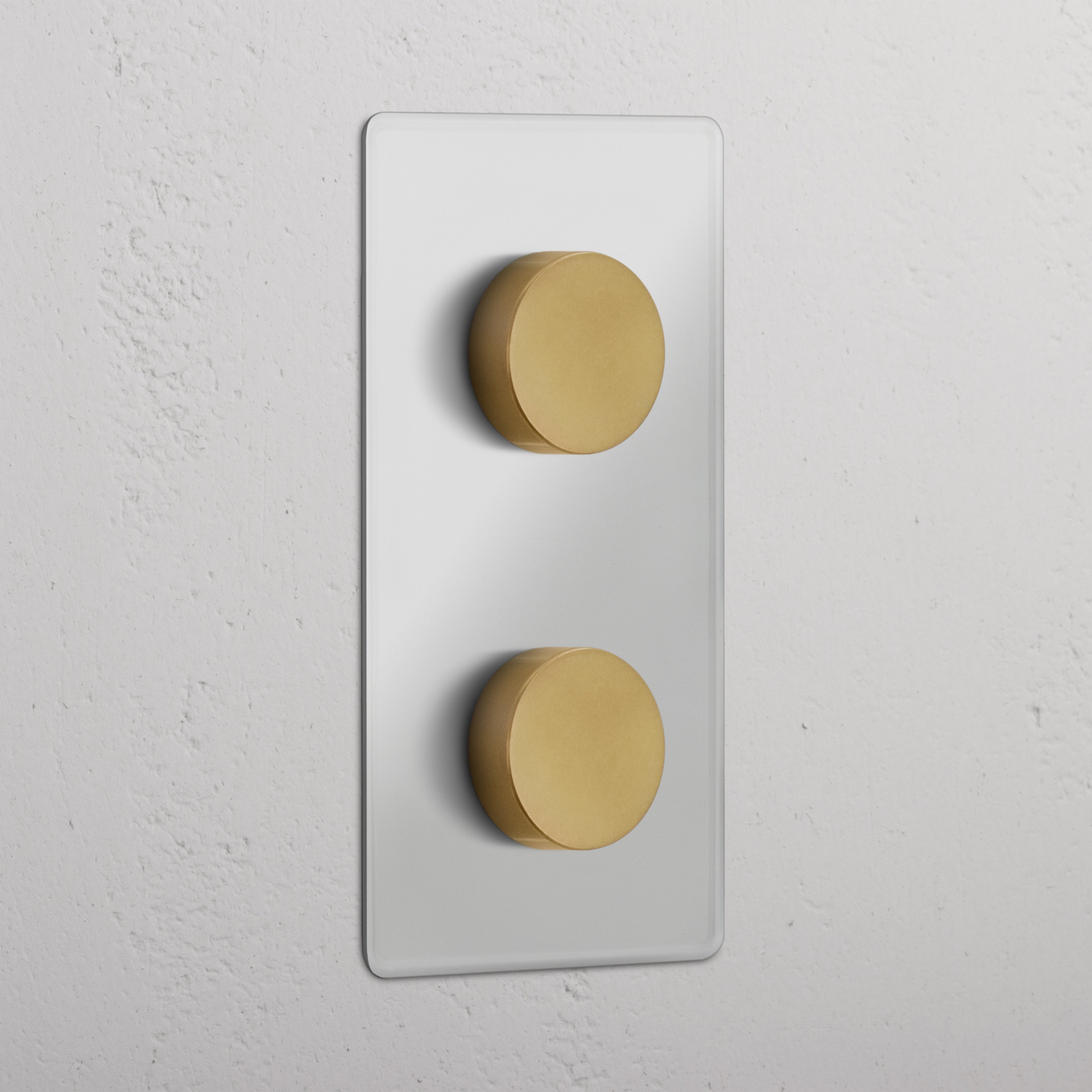 Dubbele verticale afdekplaat met twee Doorzichtige Antiek Messing multicontrol dimschakelaars.