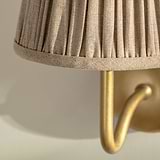 Malvern Kleine Wandlamp in Naturel Beige vooraanzicht en close-up van de geplooide kap 