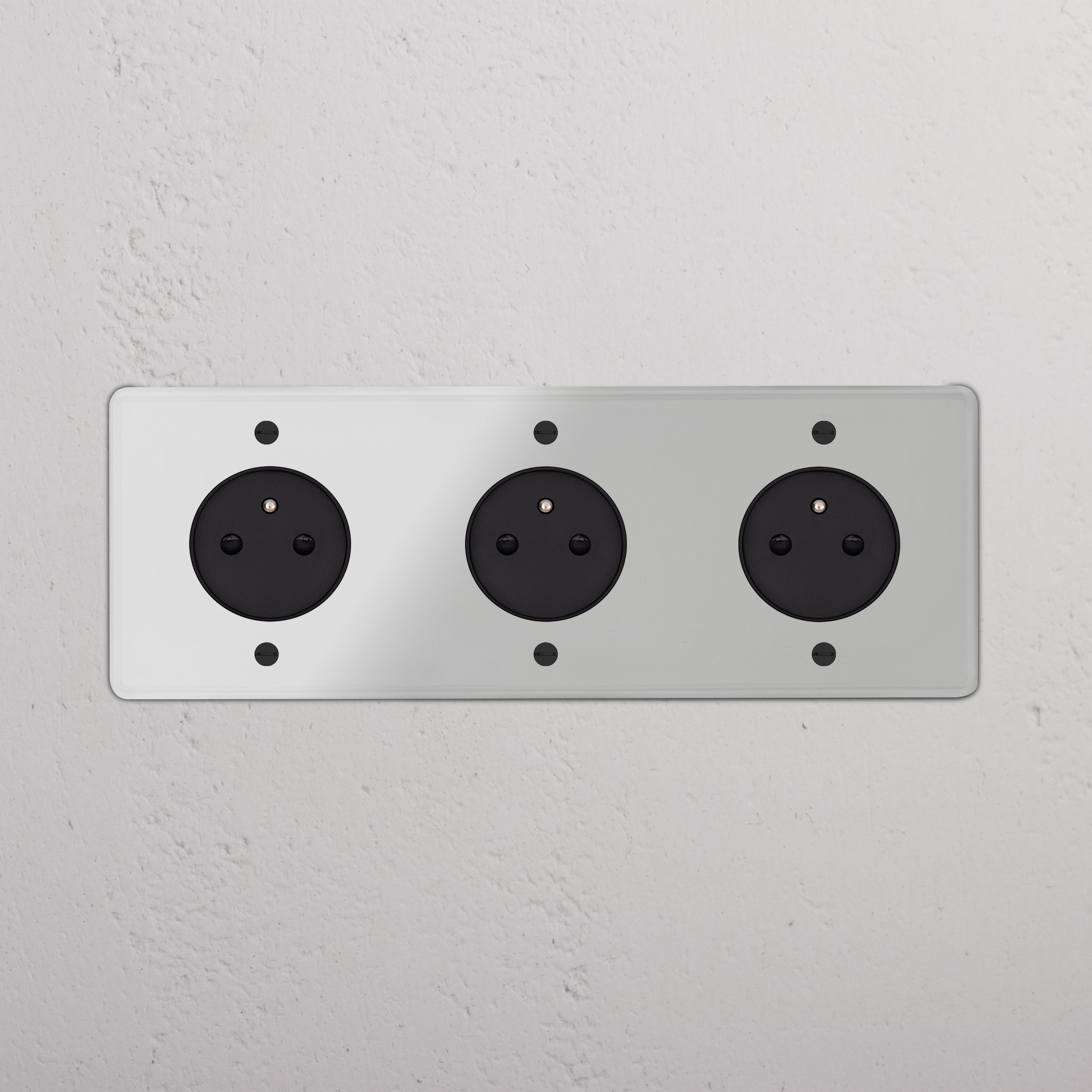 3x Rond Belgisch Type E stopcontact (drievoudige afdekplaat) met doorzichtig design en zwart inzetstuk.