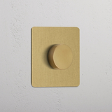Enkele afdekplaat dimschakelaar Multicontrol in antieke messing met ronde dimmer, gemonteerd op witte muur.