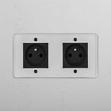 Betrouwbaar accessoire voor stroomaansluiting: dubbele Franse voedingsmodule in doorzichtig zwart op witte achtergrond