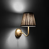 Malvern Medium Wandlamp in Naturel Beige schuin gericht en aangezet tijdens de nacht