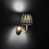Malvern Kleine Wandlamp in Diepgroen schuin gericht en aangezet tijdens de nacht