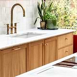 Bayswater Meubelknop in antieke messing op houten kast; elegante en klassieke stijl van meubelgreep.