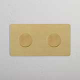 Verfijnde dubbele dimmer schakelaar in Antiek Messing Design op witte achtergrond