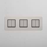 Super Capacity Light Control : Gepolijst Nikkel Zwart Drievoudige 6x wipschakelaar  op witte achtergrond