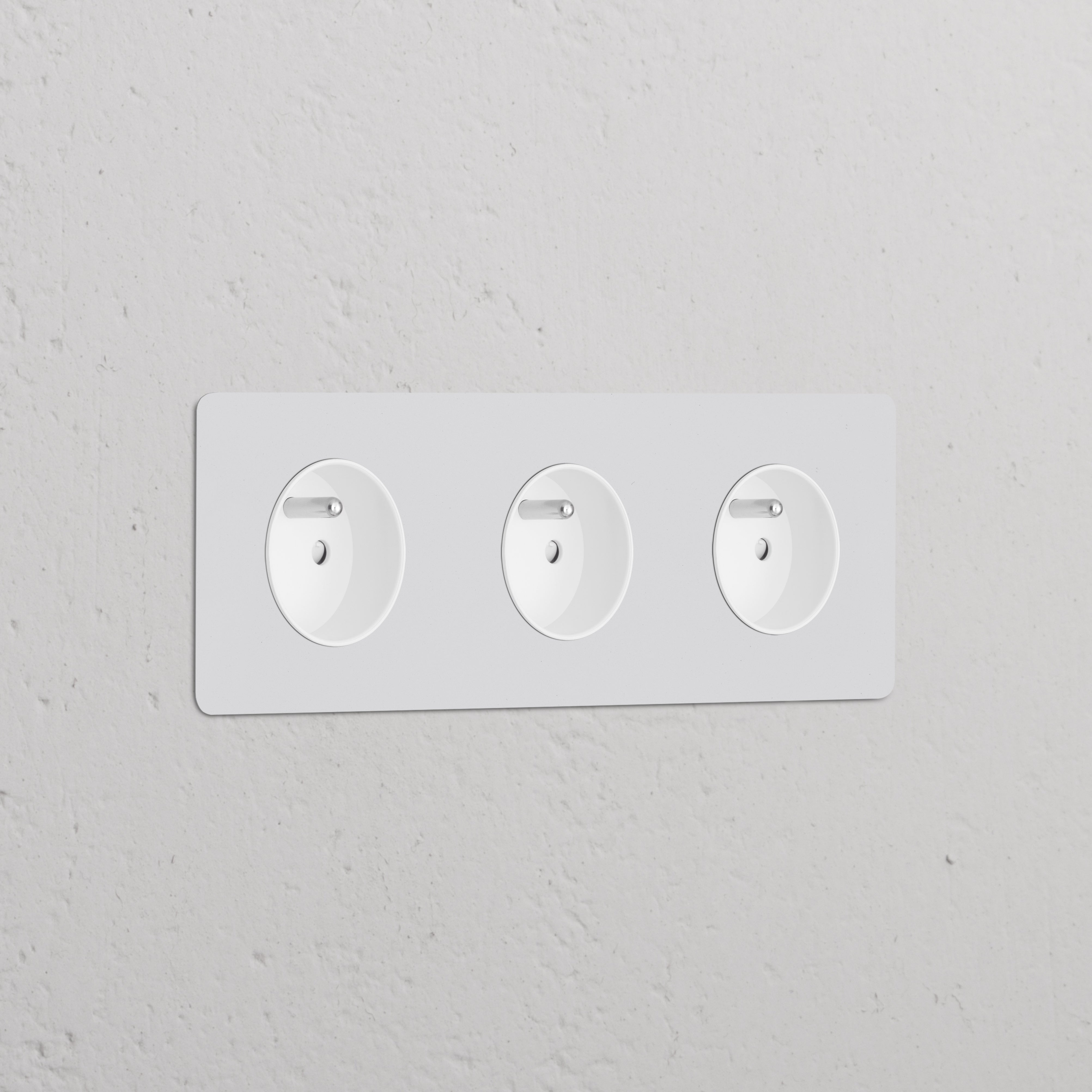 3x Belgische Type E drievoudige stopcontacten op een overschilderbare witte plaat voor naadloze integratie in de muur.