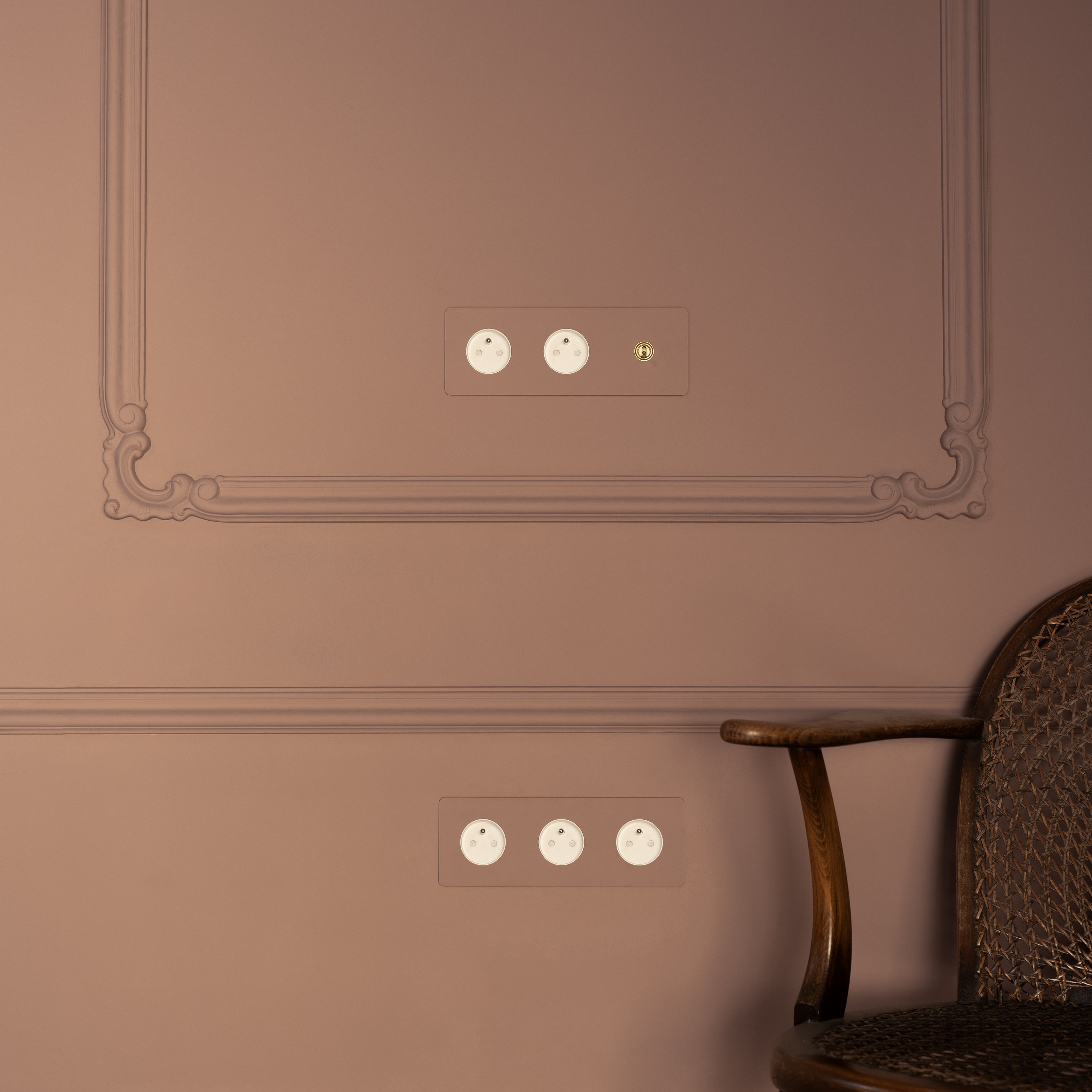 USB-C 30W Voedingsmodule & 2x Type E stopcontacten in witte drievoudige afdekplaat bij een decoratieve muur.