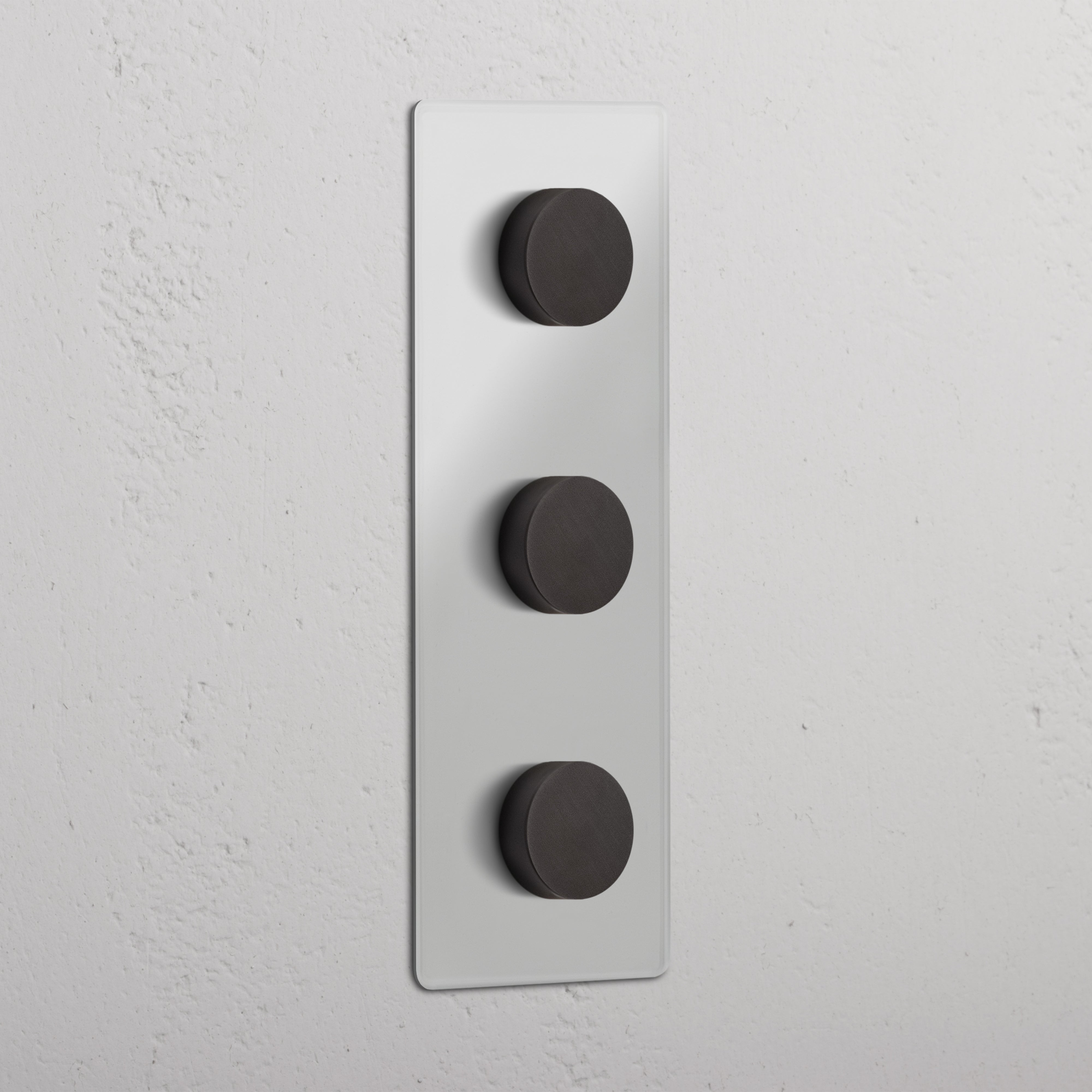 Doorzichtige bronzen drievoudige verticale afdekplaat met drie ronde dimschakelaar-knoppen, wandmontage.