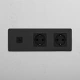 Drievoudige USB 30W & Dubbele Schuko Module in Brons Zwart - Veelzijdige stroomoplossing op witte achtergrond