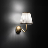 Malvern Kleine Wandlamp in Alabaster Wit schuin en aangezet tijdens de nacht