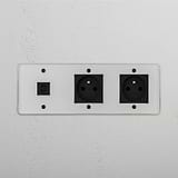 Efficiënte drievoudige USB 30W & dubbele Franse module in doorzichtig zwart voor opladen op witte achtergrond