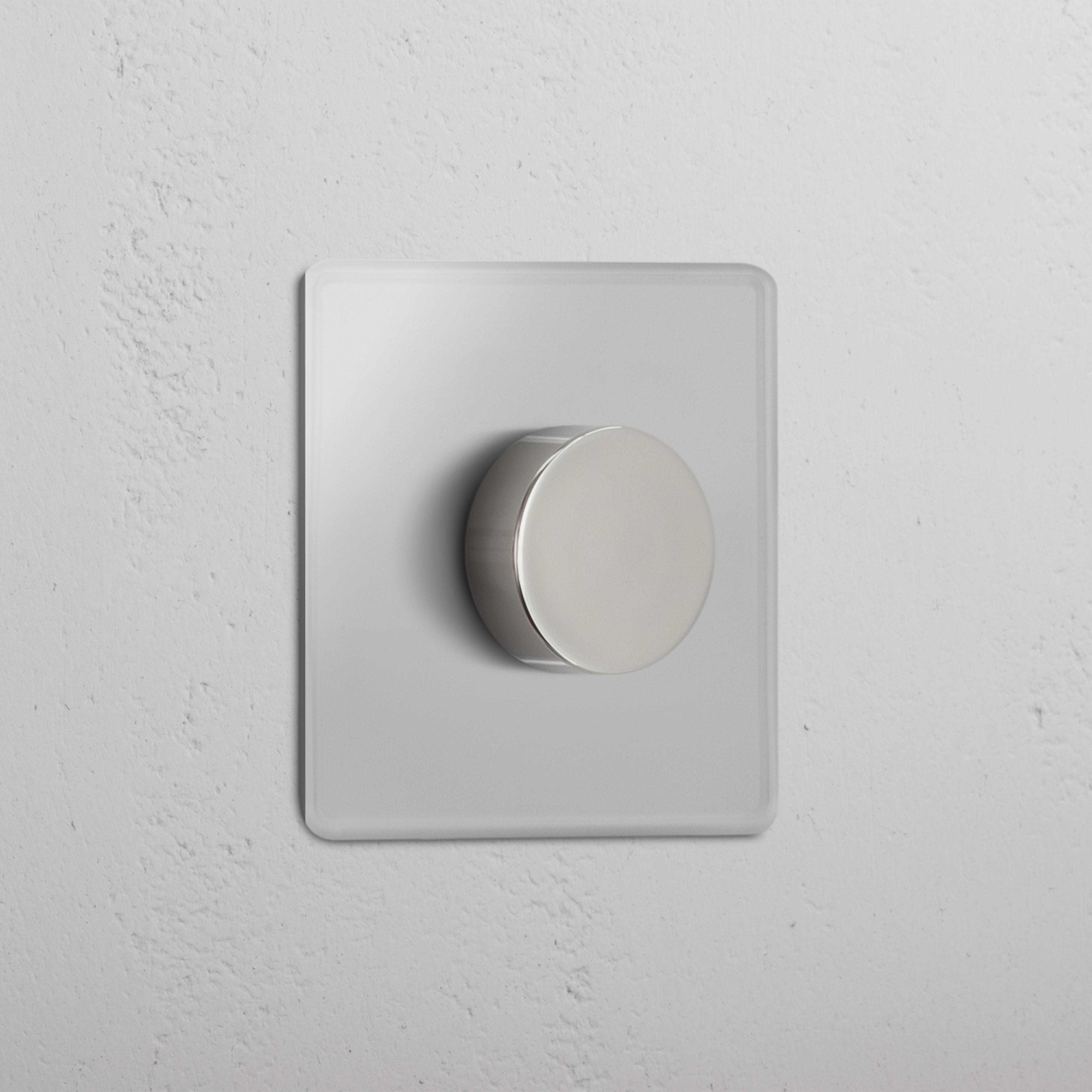 Einfachrahmen mit Mehrpunkt-Dimmerschalter, transparent und poliertes Nickel, an weißer Wand montiert.