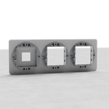 Dreifachrahmen mit 1x Keystone & 2x lackierbaren 45-mm-Schalterplatten EU auf hellem Hintergrund.