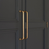 Zwei Möbelgriffe Antikes Messing an schwarzem Schrank