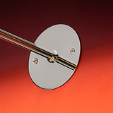 „Taylor Bilderleuchte 220 mm – poliertes Nickel, elegante wandmontierte Bilderleuchte auf rotem Farbverlauf-Hintergrund.“