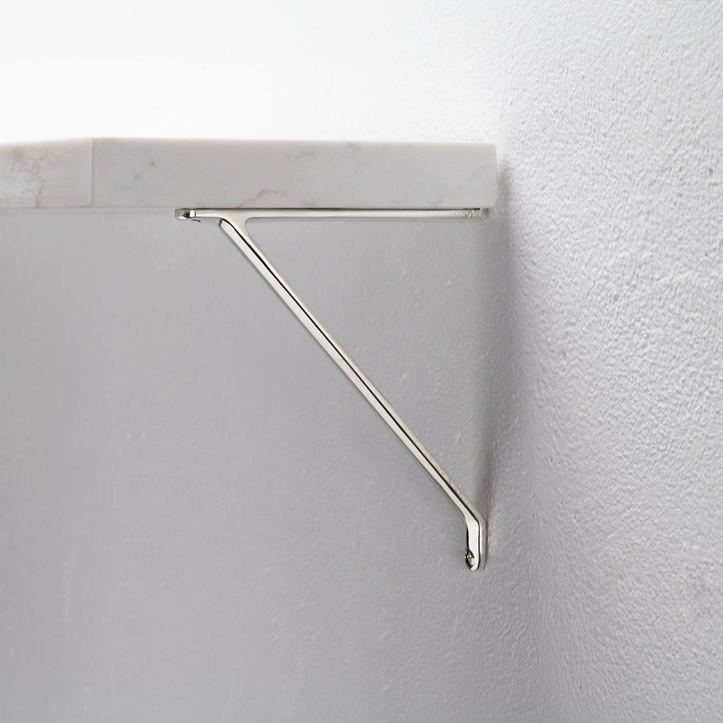 Brixton Regalhalterung (150 mm) in poliertem Nickel, zur sicheren Befestigung eines Regals an einer weißen Wand.