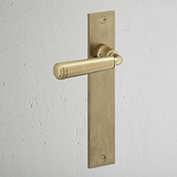 Digby fixer Türgriff mit langem Schild in antikem Messing und weißem Wand für klassische Eleganz.